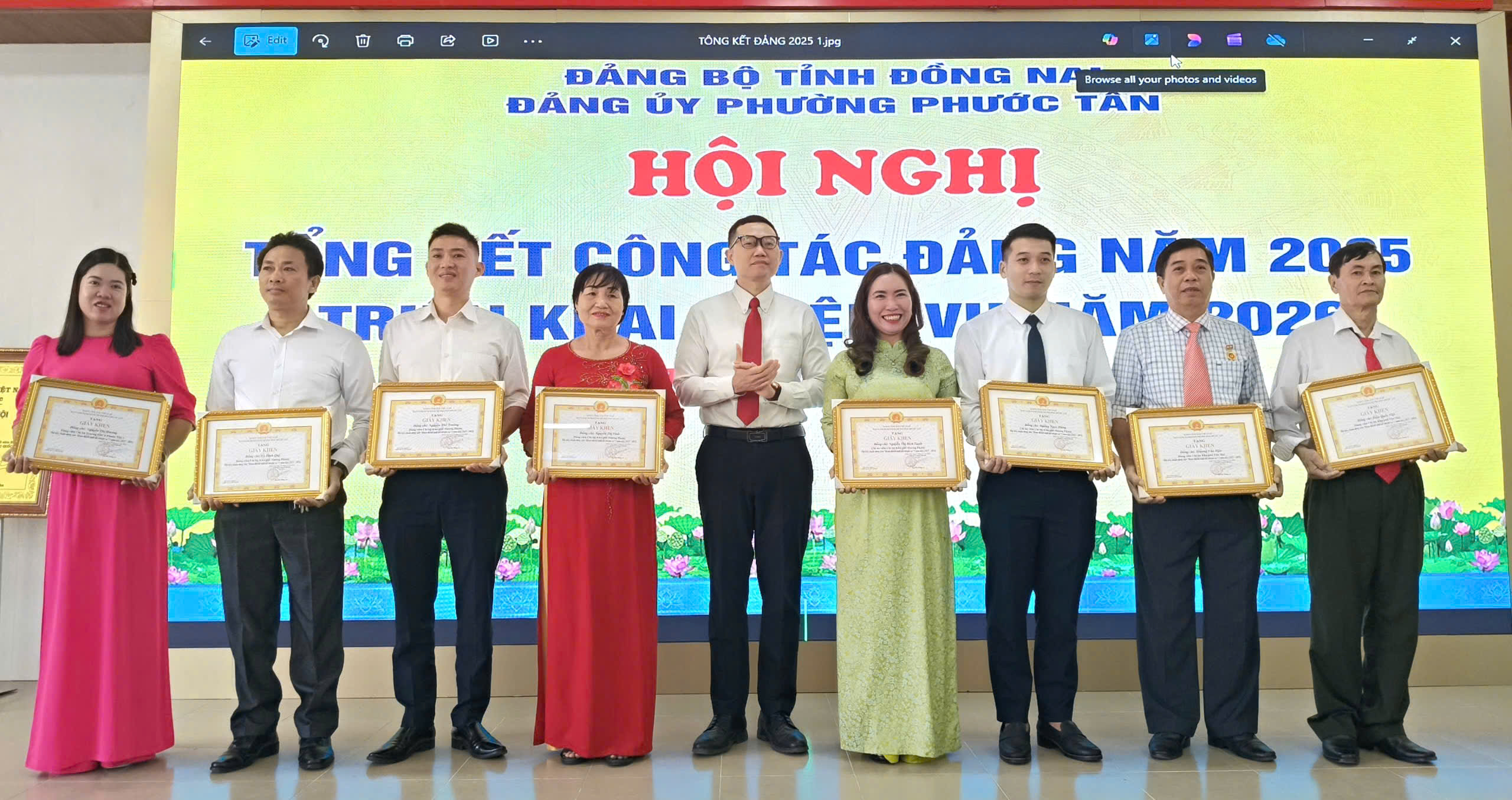 Đ/c Nguyễn Phong An tặng giấy khen cho các Đảng viên đạt danh hiệu “Hoàn thành xuất sắc nhiệm vụ” năm 2025