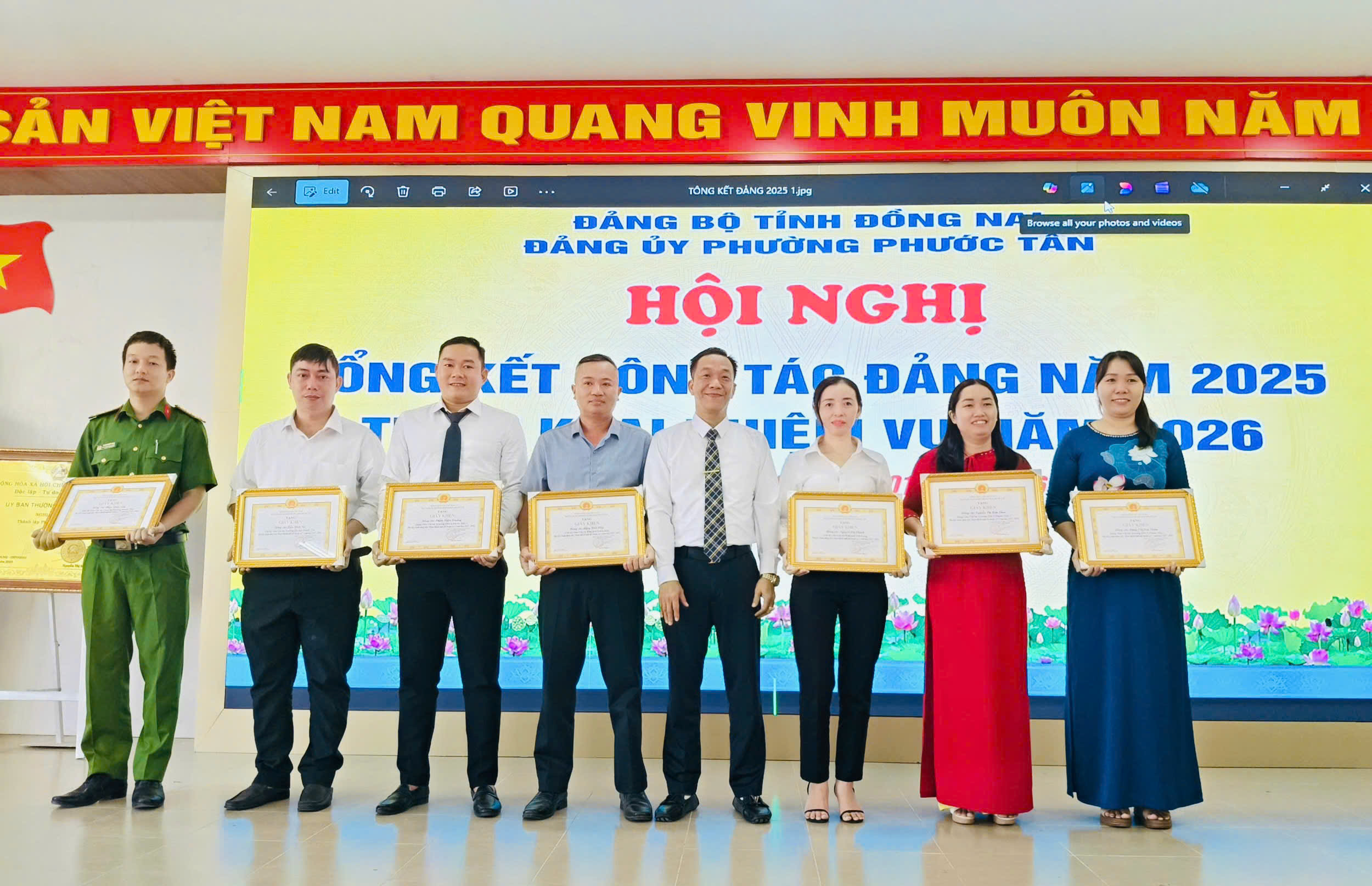 Đ/c Trần Thiện Căn tặng giấy khen cho các Đảng viên đạt danh hiệu “Hoàn thành xuất sắc nhiệm vụ” năm 2025