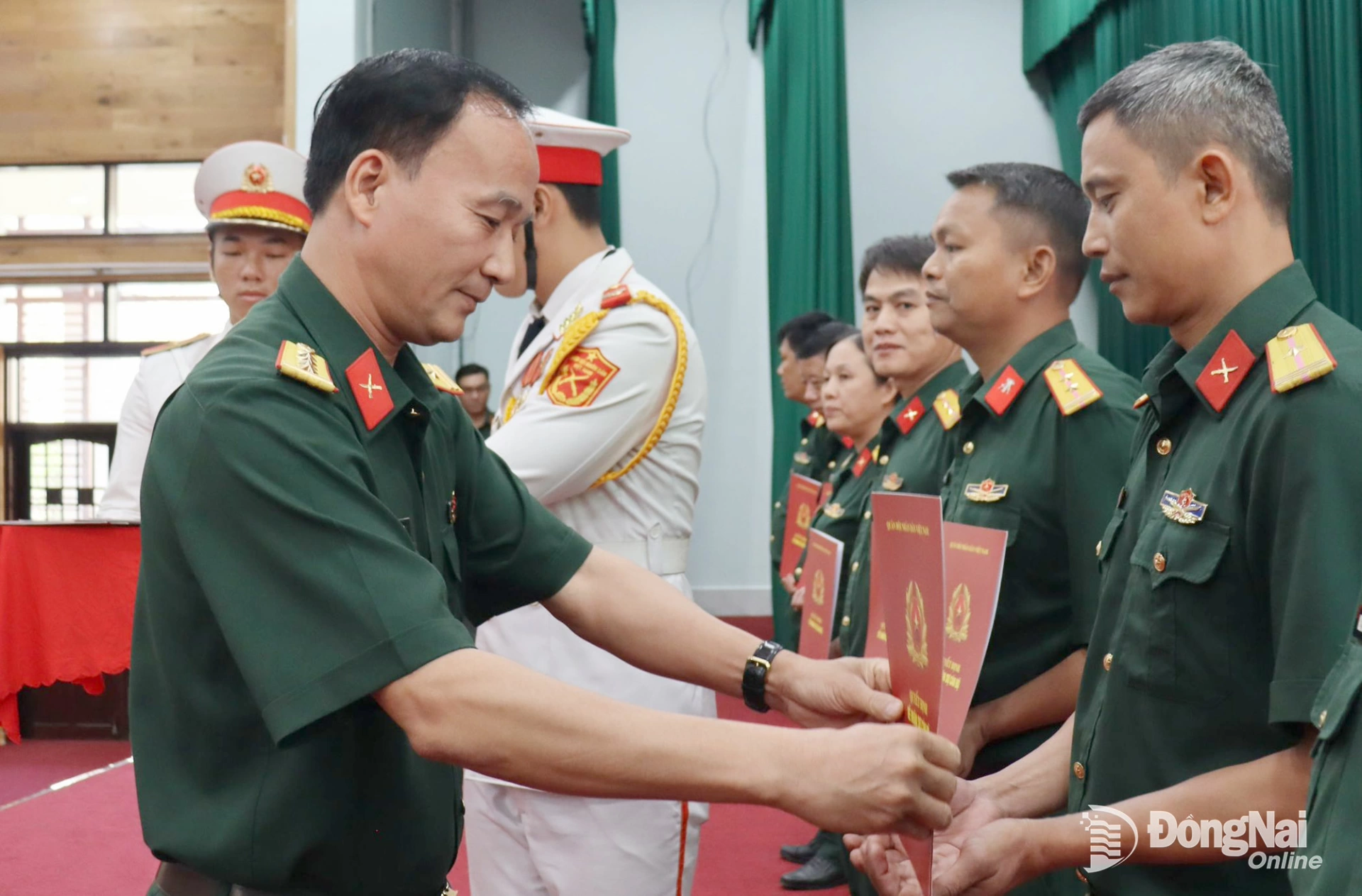Đại tá Võ Thành Danh, Ủy viên Ban Thường vụ Tỉnh ủy, Chỉ huy trưởng Bộ Chỉ huy Quân sự tỉnh Đồng Nai trao quyết định cho quân nhân chuyên nghiệp. Ảnh: Nguyệt Hà