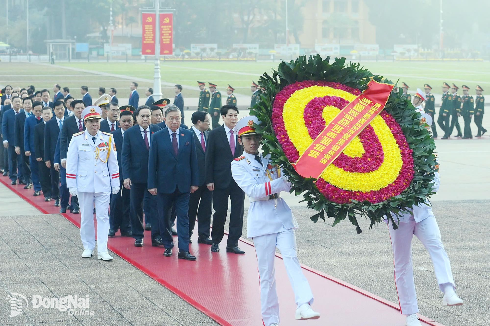 Trước giờ khai mạc phiên họp trù bị Đại hội Đảng toàn quốc lần thứ XIV, các đồng chí lãnh đạo Đảng, Nhà nước và đại biểu dự Đại hội đã đặt hoa, vào Lăng viếng Chủ tịch Hồ Chí Minh. Ảnh: Công Nghĩa