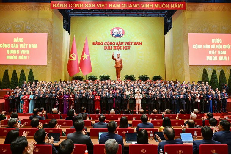 Ban Chấp hành Trung ương Đảng khoá XIV ra mắt Đại hội. Ảnh: TTXVN