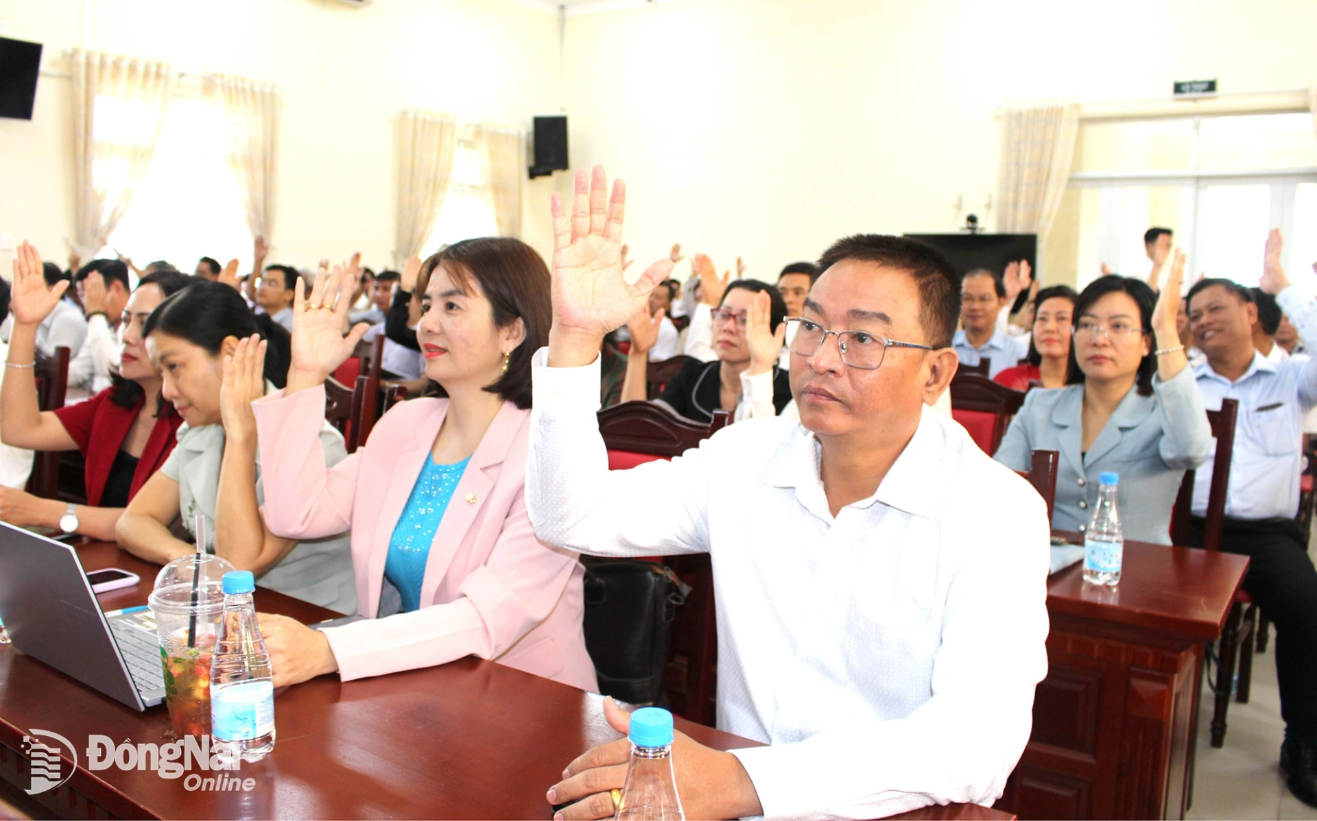 Các đại biểu biểu quyết thống nhất với danh sách sơ bộ những người ứng cử đại biểu Quốc hội khóa XVI. Ảnh: Hồ Thảo