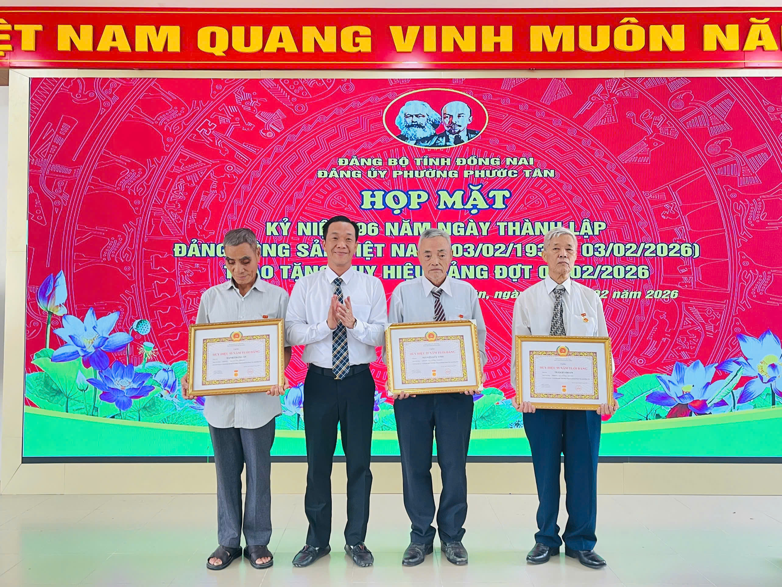 Đồng chí Trần Thiện Căn – Phó Bí thư Đảng ủy trao Huy hiệu Đảng cho đảng viên 55 năm tuổi Đảng