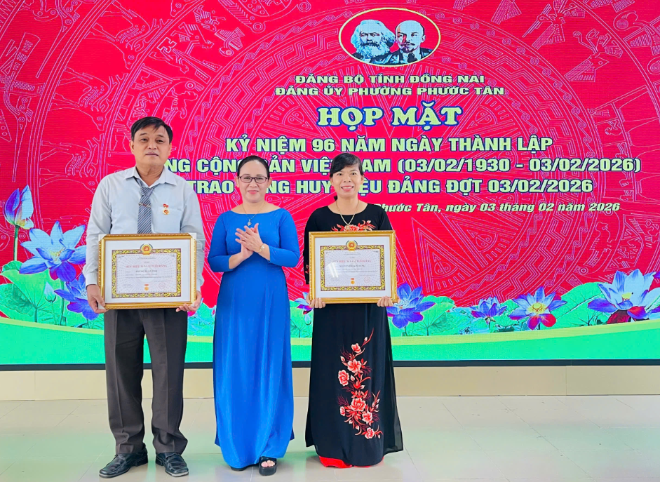 Đồng chí Thiều Thị Minh Hường – Phó Bí thư Đảng ủy, Chủ tịch UBND phường trao Huy hiệu Đảng cho đảng viên 30 năm tuổi Đảng