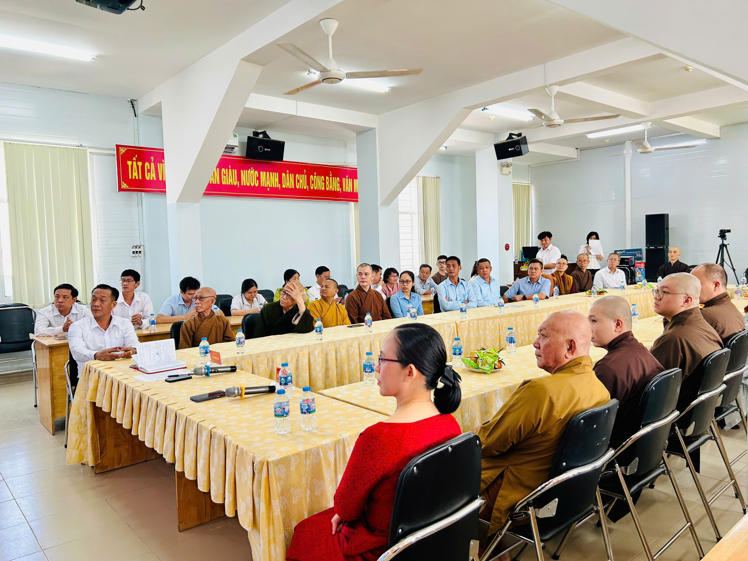 Quý vị đại biểu đã xem video clip