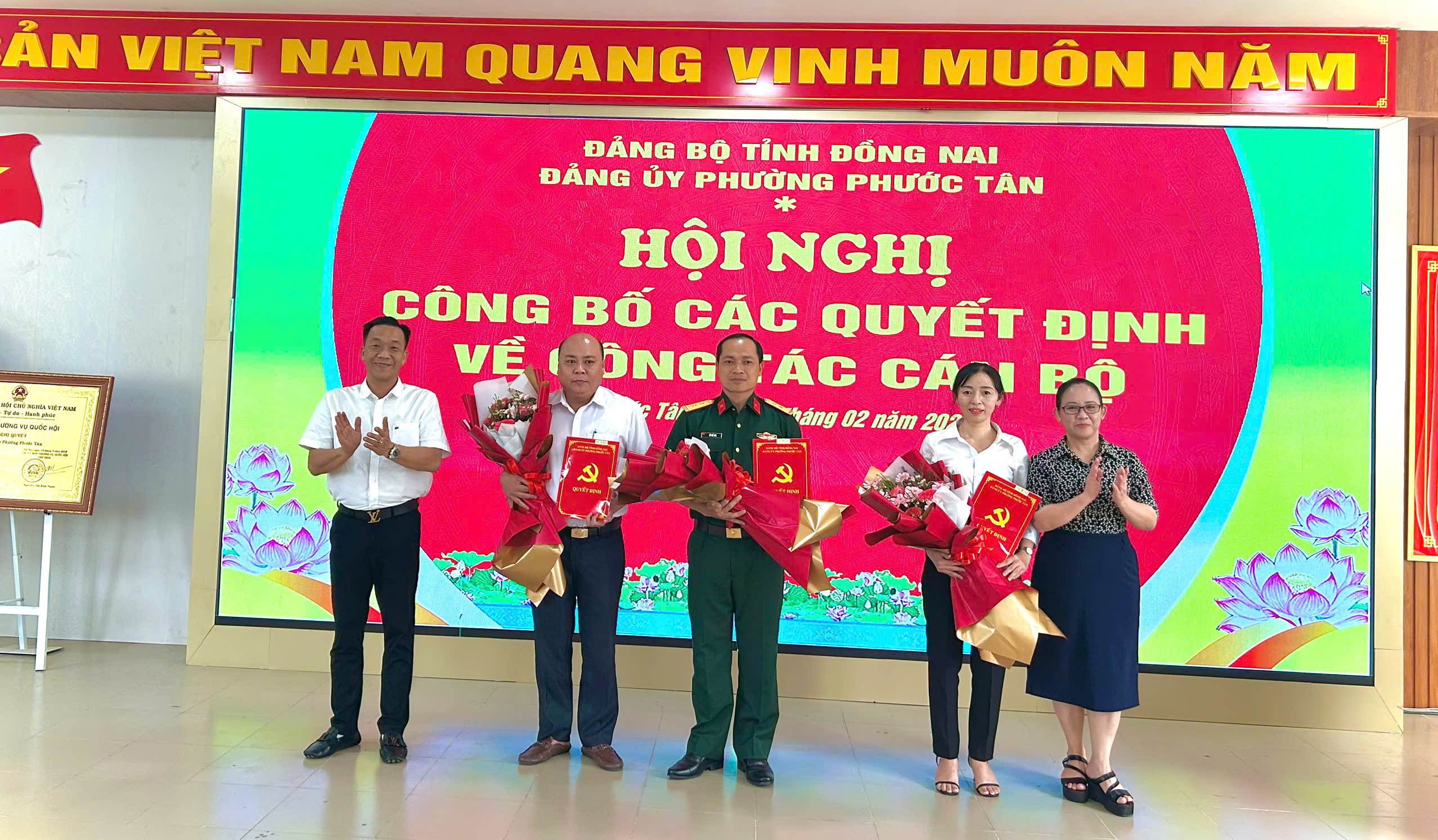 Đ/c Trần Thiện Căn – Phó Bí thư Thường trực Đảng ủy và Đ/c Thiều Thị Minh Hường – Phó Bí thư, Chủ tịch UBND phường trao quyết định và hoa chúc mừng các đồng chí