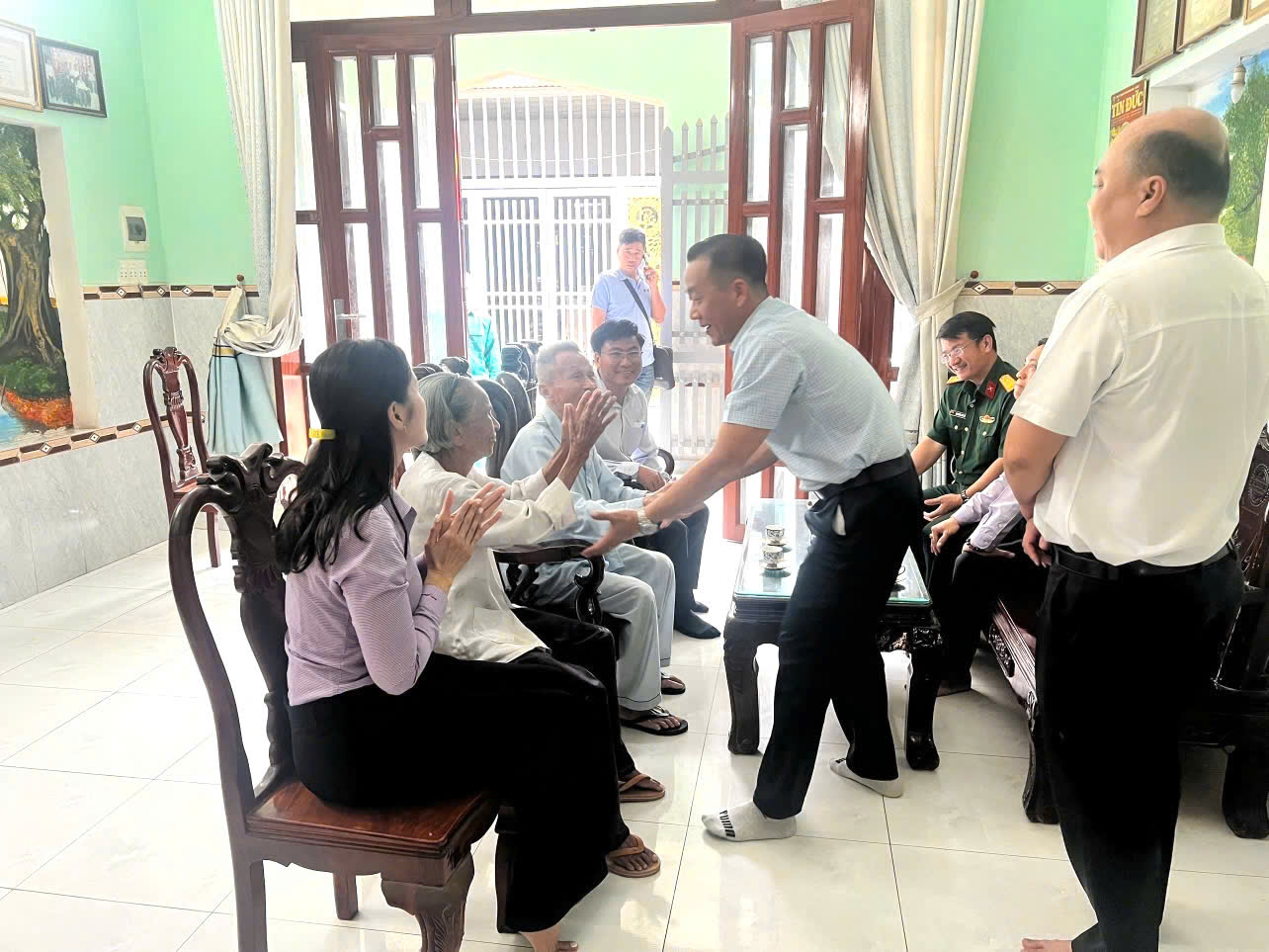 Đồng chí Trần Thiện Căn – Phó Bí thư Đảng ủy thăm hỏi sức khỏe các đồng chí đảng viên cao tuổi