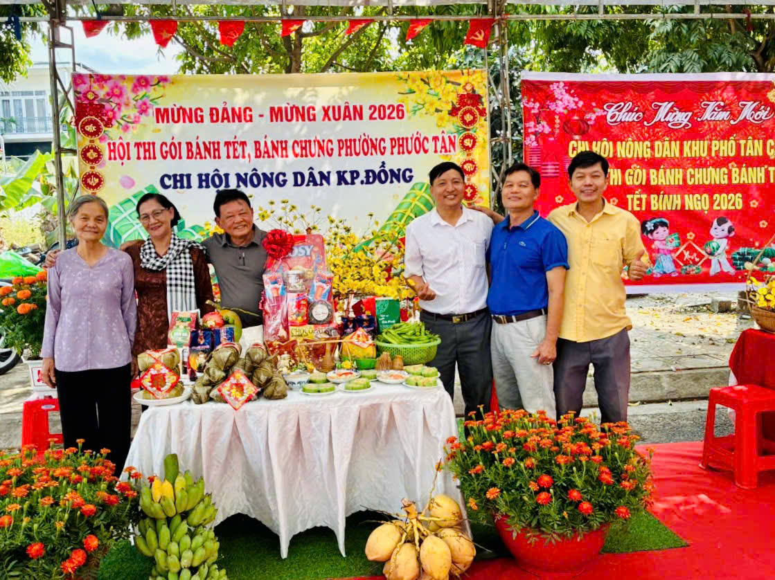 Hội thi gói bánh tét, bánh chưng phường Phước Tân