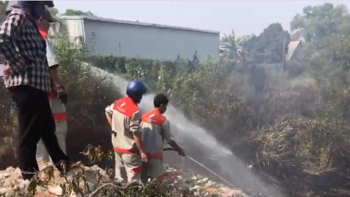 Đốc rác cháy thực bì tại khu phố Tân Cang ngày 26/01/2026