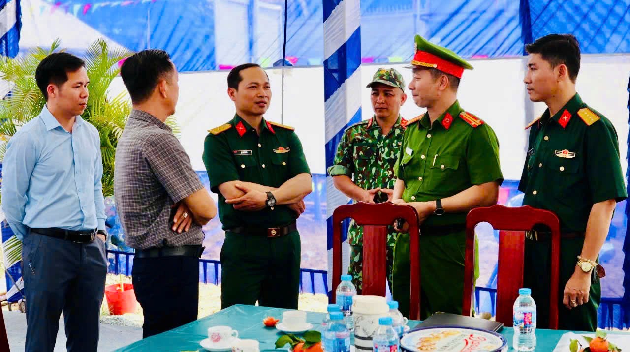 Đồng chí Trần Thiện Căn, Phó Bí thư Thường trực phụ trách Đảng bộ (áo sọc) kiểm tra công tác chuẩn bị hội trại tòng quân