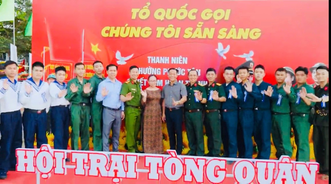 Đồng chí Trần Thiện Căn – Phó Bí thư Thường trực Đảng ủy, phụ trách Đảng ủy phường và đồng chí Thiều Thị Minh Hường – Phó Bí thư Đảng ủy, Chủ tịch UBND phường chụp hình lưu niệm cùng các tân binh
