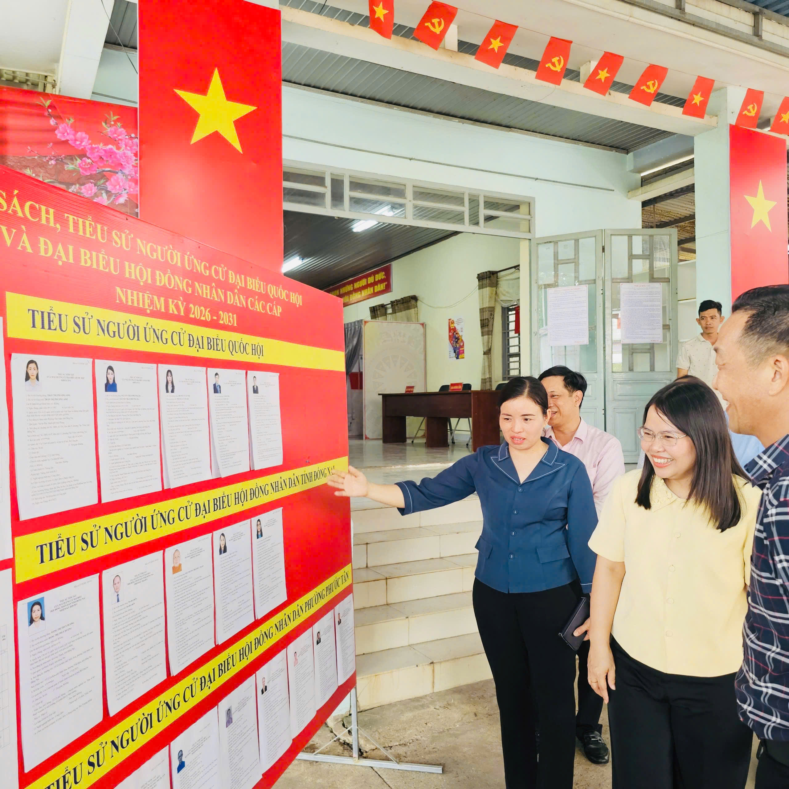 Đoàn kiểm tra việc niêm yết danh sách, tiểu sử người ứng cử đại biểu Quốc hội và HĐND các cấp