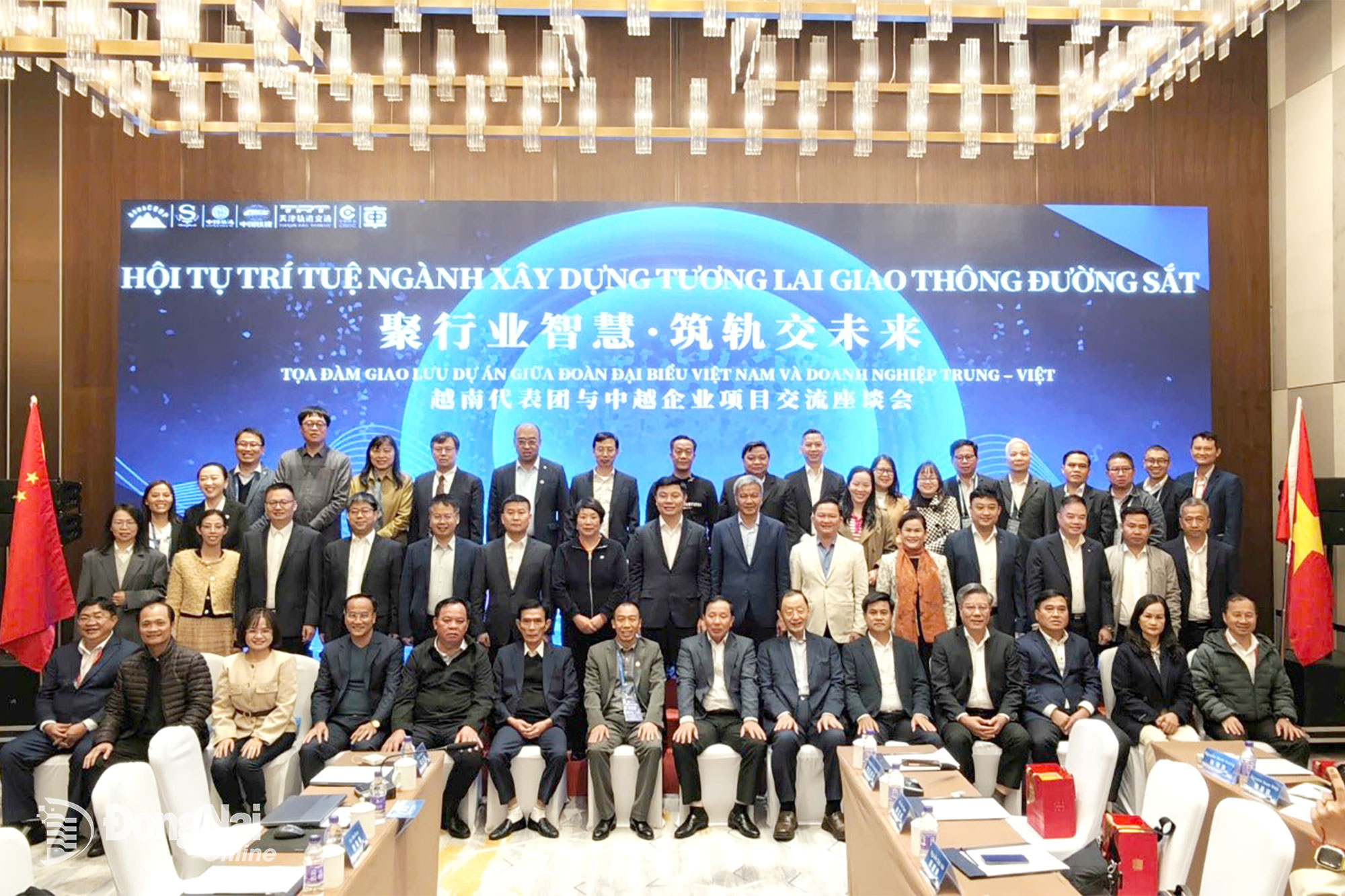 Đoàn cán bộ tỉnh Đồng Nai chụp ảnh lưu niệm tại buổi làm việc với Tập đoàn China Hyway Limited, Trung Quốc. Ảnh: Ngọc Hòa
