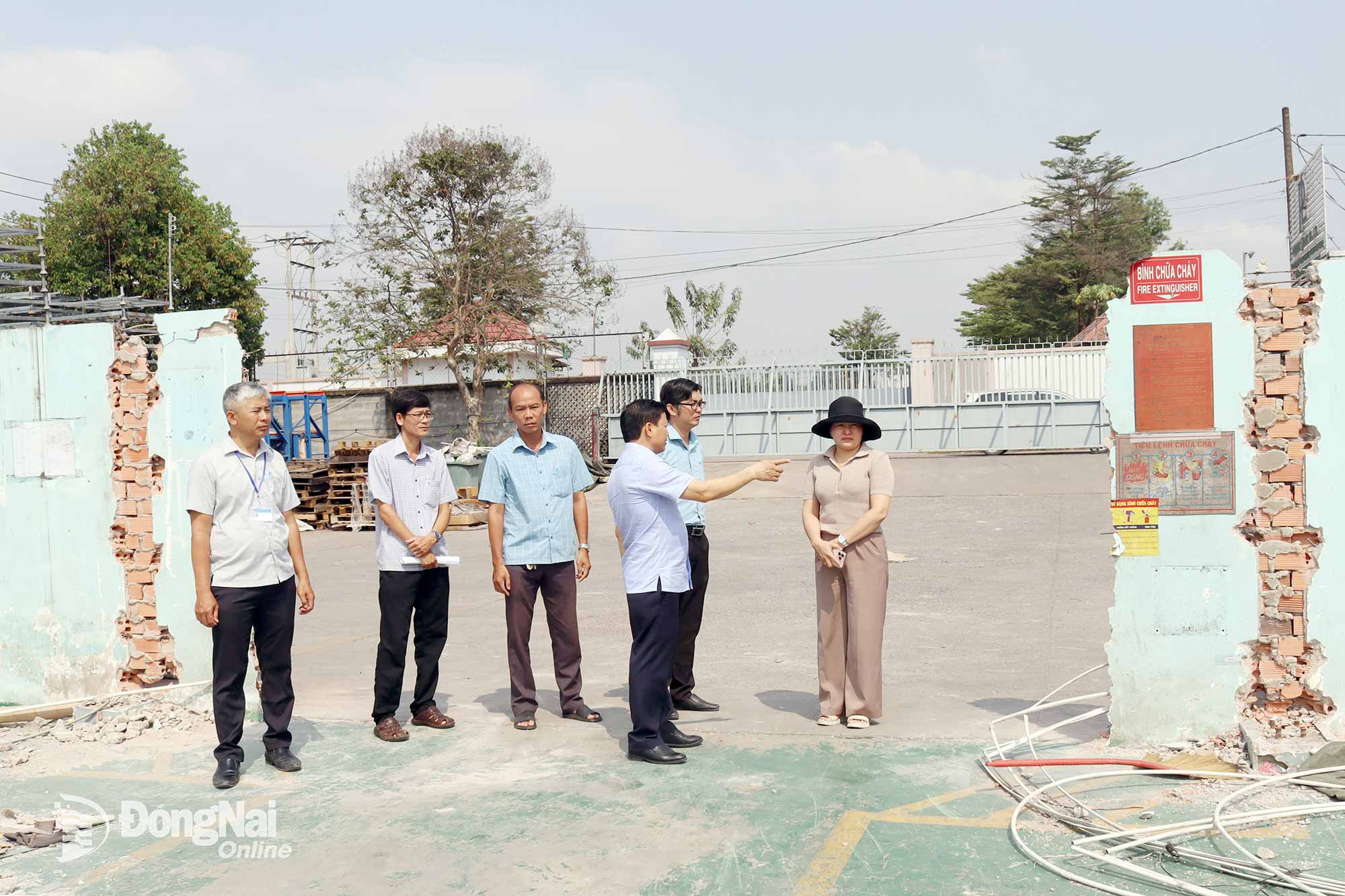 Lãnh đạo UBND phường Phước Tân trao đổi, vận động cơ sở sản xuất bên trong khu vực 72ha nhanh chóng hoàn thành tháo dỡ công trình, hoàn trả hiện trạng đất. Ảnh: Hoàng Lộc