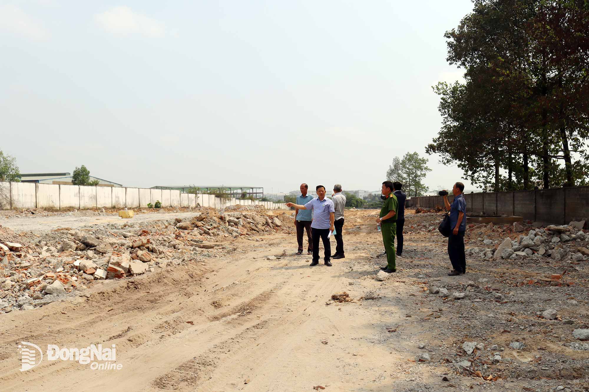 Lãnh đạo phường Phước Tân cùng đại diện các sở, ngành của tỉnh kiểm tra địa điểm phản ảnh khai thác đất trong khu vực 72ha Tỉnh ủy đang chỉ đạo xử lý. Ảnh: Hoàng Lộc