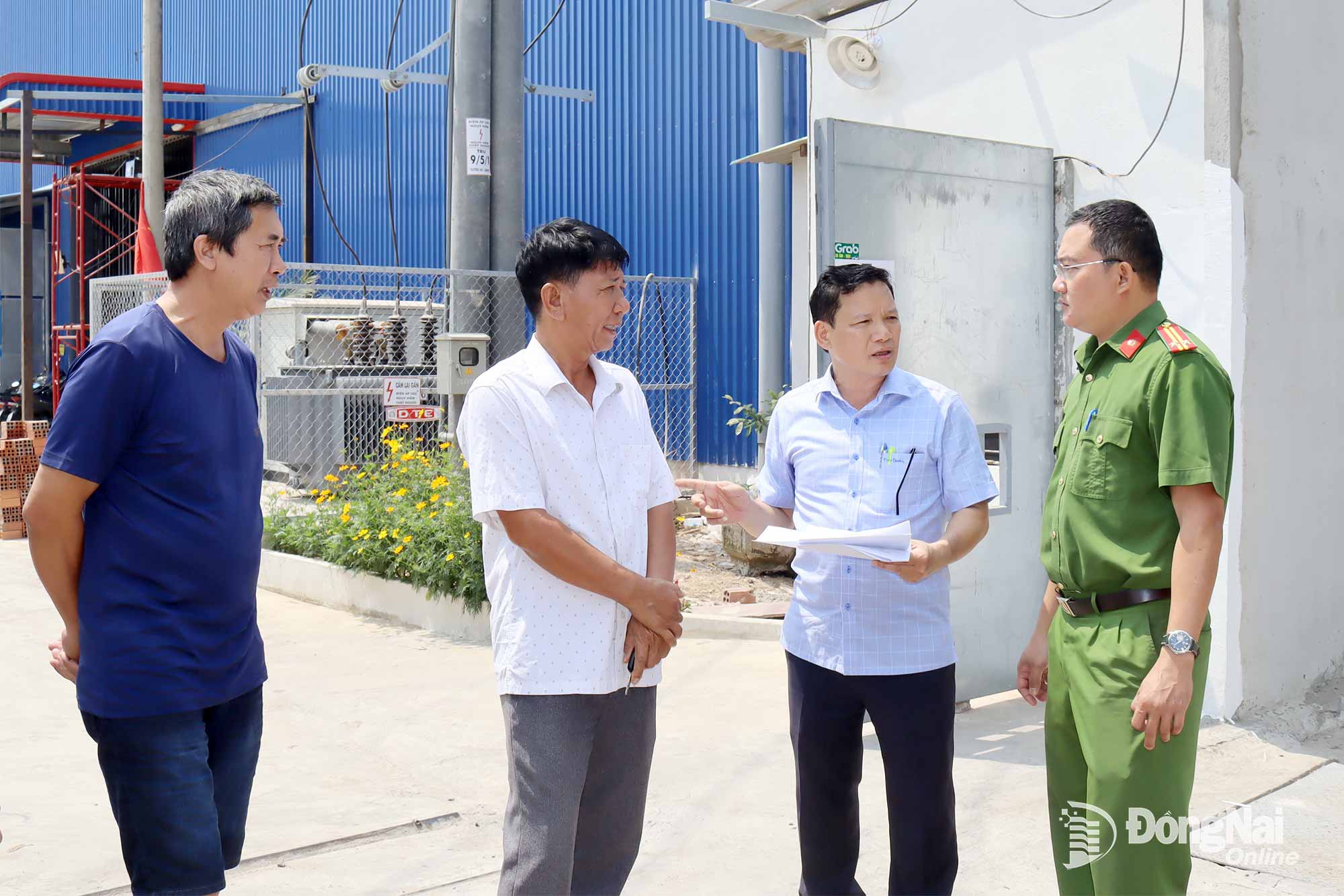 Đại diện cơ quan chức năng làm việc với chủ cơ sở có công trình xây dựng chưa có giấy phép trên địa bàn khu phố Tân Lập. Ảnh: Hoàng Lộc
