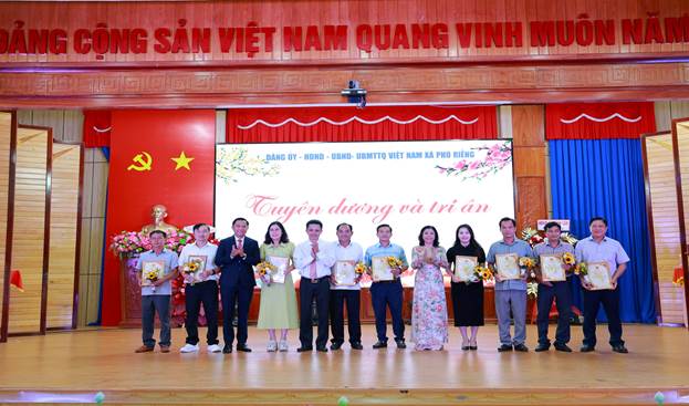 Trao quà ủng hộ