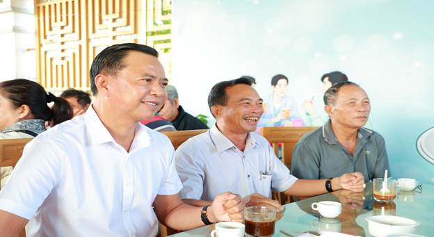 Lãnh đạo xã trao đổi cùng người dân