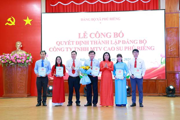 Trao quyết định thành lập Ban Chấp hành Đảng bộ Công ty