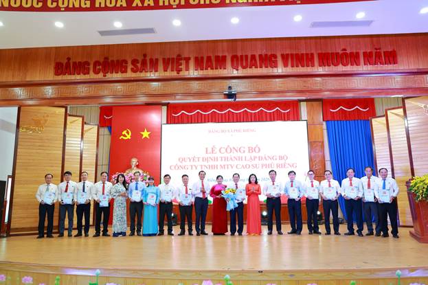 Lễ công bố Đảng bộ Công ty Cao su Phú Riềng về trực thuộc Đảng ủy xã