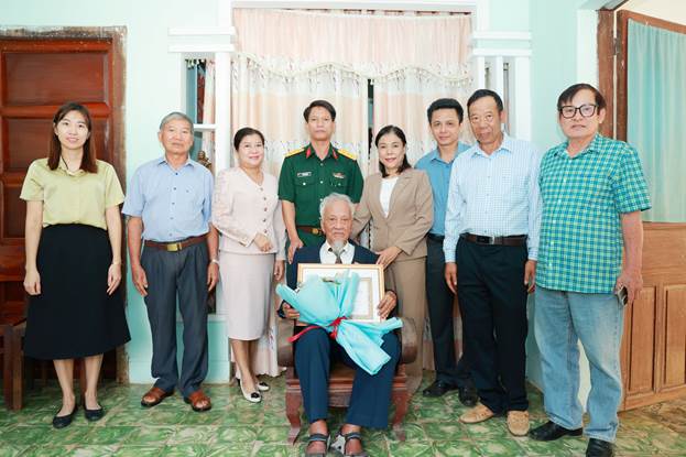 Lãnh đạo xã chụp hình lưu niệm cùng gia đình đảng viên Phạm Đình Ba