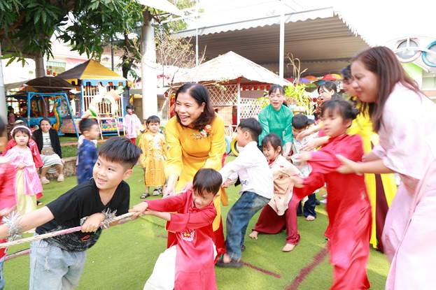 Lãnh đạo xã tham gia trò chơi dân gian cùng các em 1