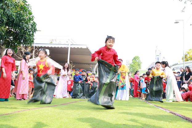 Lãnh đạo xã tham gia trò chơi dân gian cùng các em 2