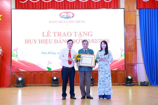 Trao Huy hiệu Đảng đợt 3/2 năm 2026 - ảnh 3
