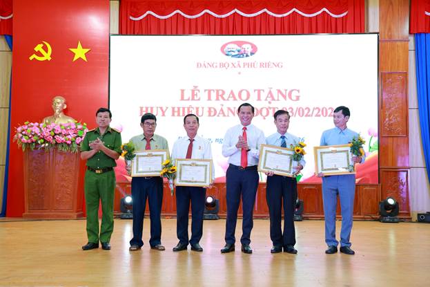 Lãnh đạo tỉnh và xã trao huy hiệu cho các đảng viên
