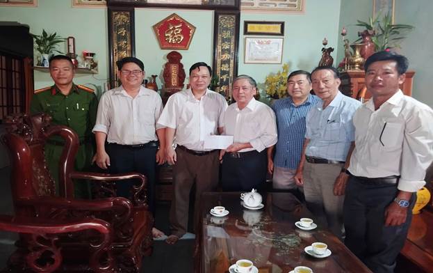 Đồng chí Trịnh Quang Hạnh tặng quà các đảng viên cao tuổi