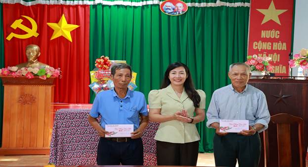 Đồng chí Nguyễn Thị Lan Anh thăm hỏi đảng viên