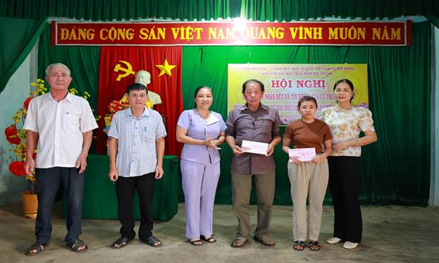 Đồng chí Nguyễn Hồng Quyên trao quà tại thôn Phú Thành