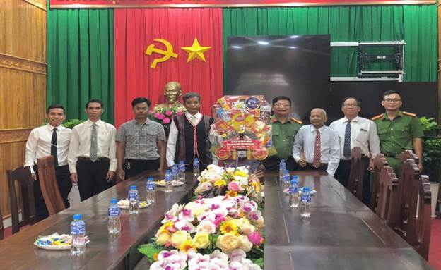 Các cơ sở tôn giáo thăm và chúc Tết Công an xã Phú Riềng