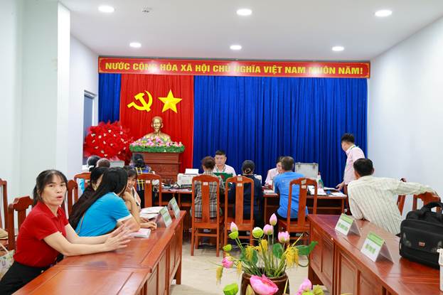 Người dân tới tham gia phiên giao dịch cuối năm