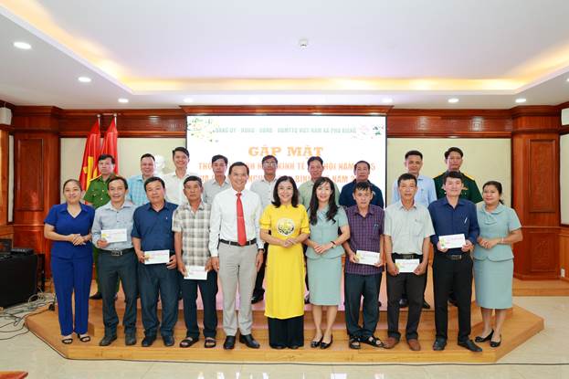 Lãnh đạo xã Phú Riềng tiếp đón các đồng chí nguyên lãnh đạo