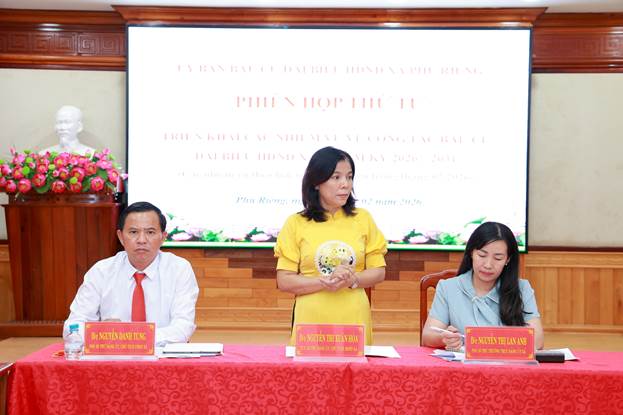 Đồng chí Nguyễn Thị Xuân Hòa chủ trì phiên họp Ủy ban Bầu cử xã