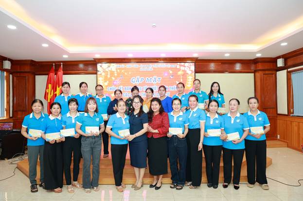 Lãnh đạo xã tặng quà Tết cán bộ cơ sở 1