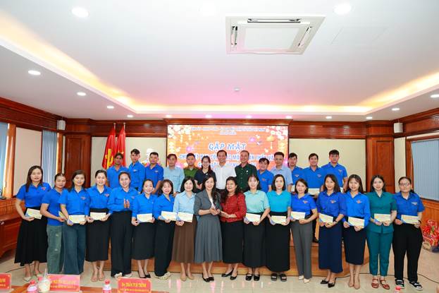 Lãnh đạo xã tặng quà Tết cán bộ cơ sở 2