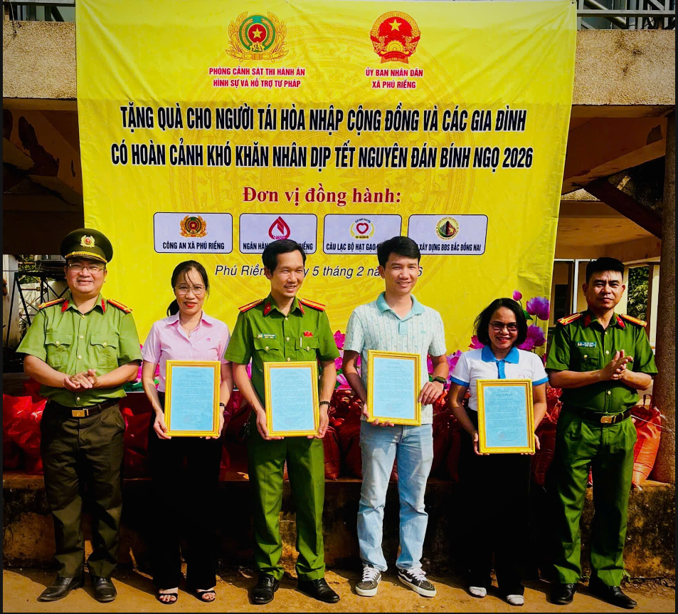 Hoạt động trao quà an sinh xã hội tại địa phương