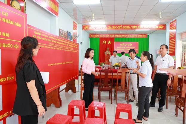 Đồng chí Nguyễn Thị Xuân Hòa kiểm tra cơ sở vật chất chuẩn bị bầu cử