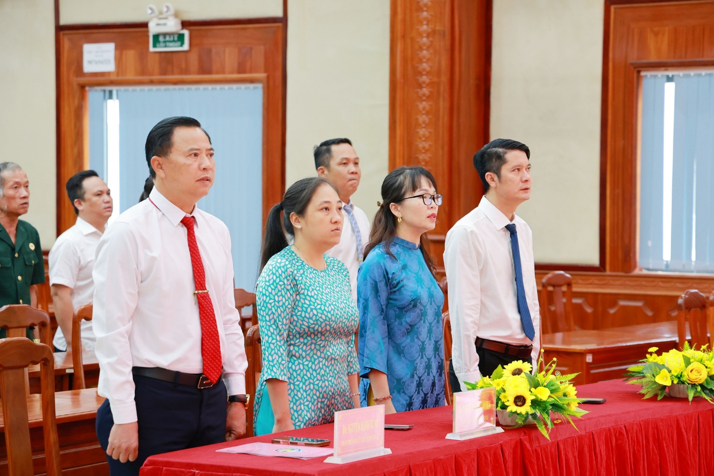 Cán bộ đảng viên thực hiện nghi thức chào cờ