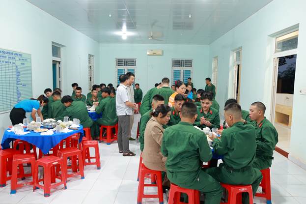 Lãnh đạo xã Phú Riềng thăm hỏi động viên các thanh niên