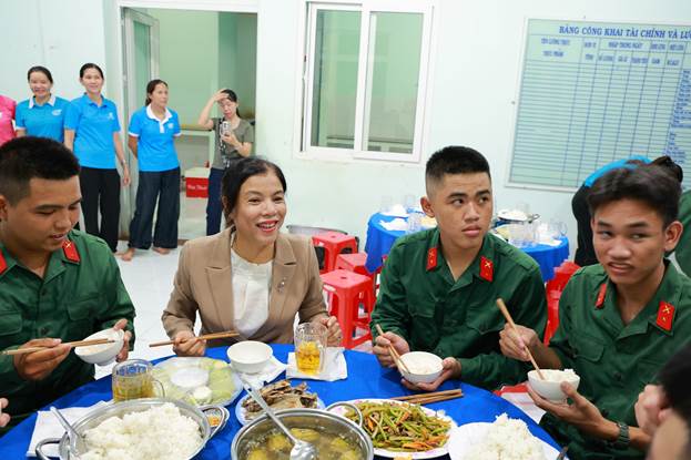 Bữa cơm sum vầy cùng tân binh trước ngày nhập ngũ