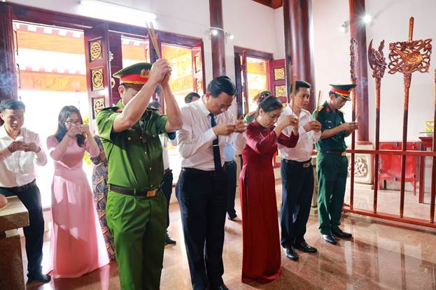 Lãnh đạo 4 xã và tân binh dâng hương tưởng niệm