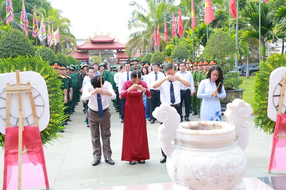 Các tân binh thành kính trước anh linh các vị tiền nhân