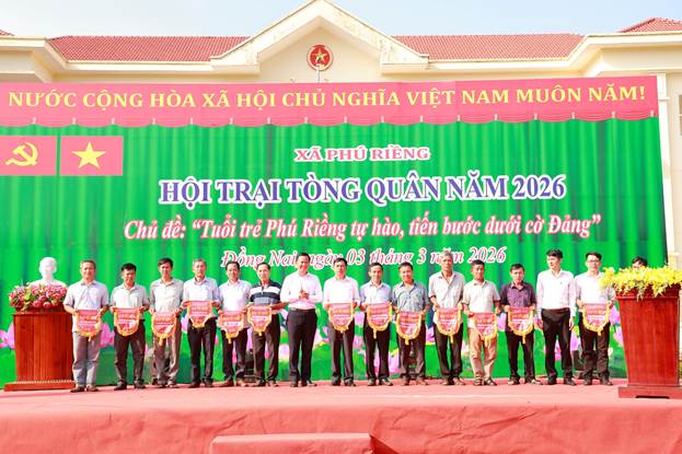 Toàn cảnh lễ khai mạc Hội trại tòng quân xã Phú Riềng