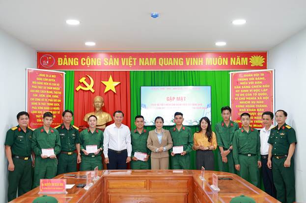 Lãnh đạo xã tặng sổ tiết kiệm cho các tân binh