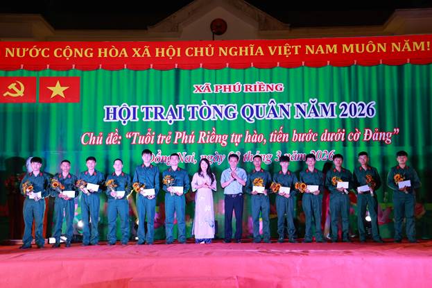 Toàn cảnh lễ bế mạc Hội trại tòng quân xã Phú Riềng