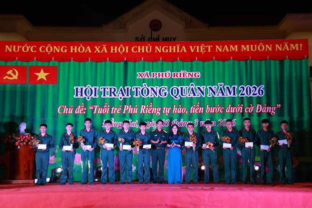 Tuyên dương thanh niên trúng tuyển nghĩa vụ quân sự