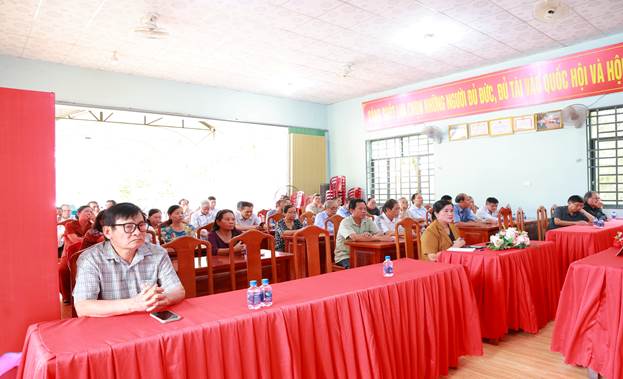 Các ứng cử viên và cử tri thôn Phú Hưng tham gia buổi tiếp xúc